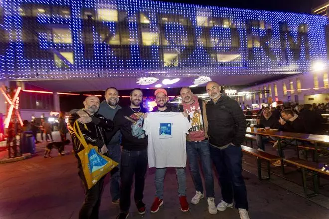 Así vive un grupo de "eurofans" llegados de Alemania el Benidorm Fest