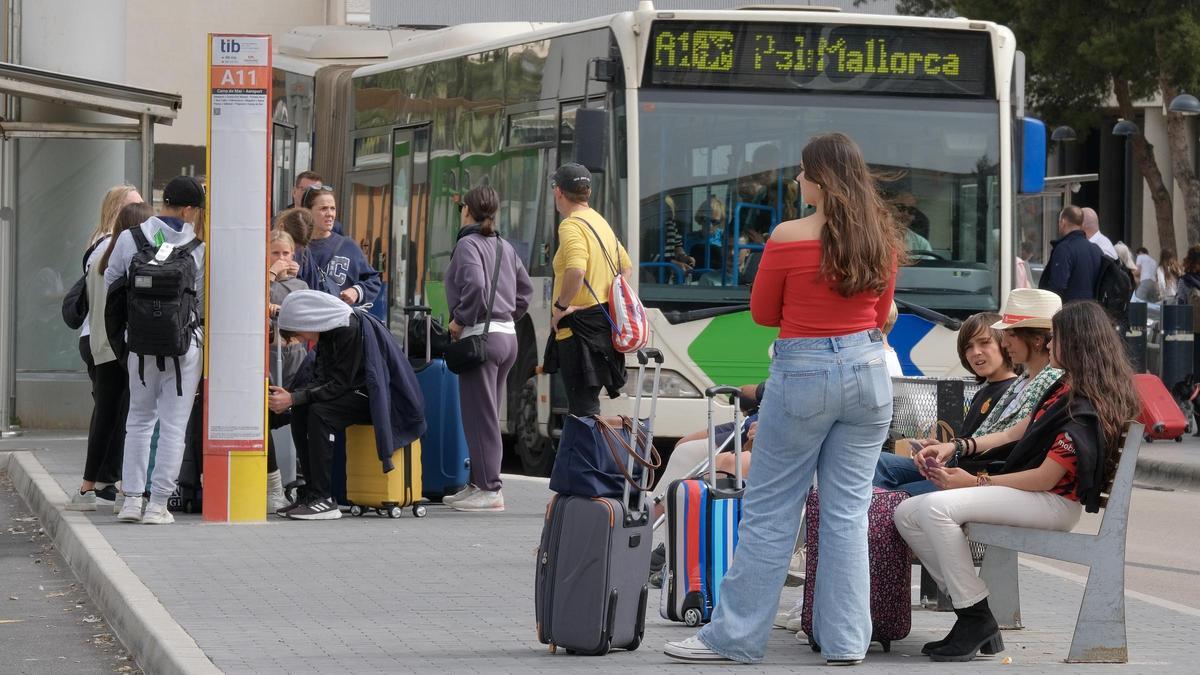Pasajeros aguardan la llegada del autobús en el aeropuerto de Palma