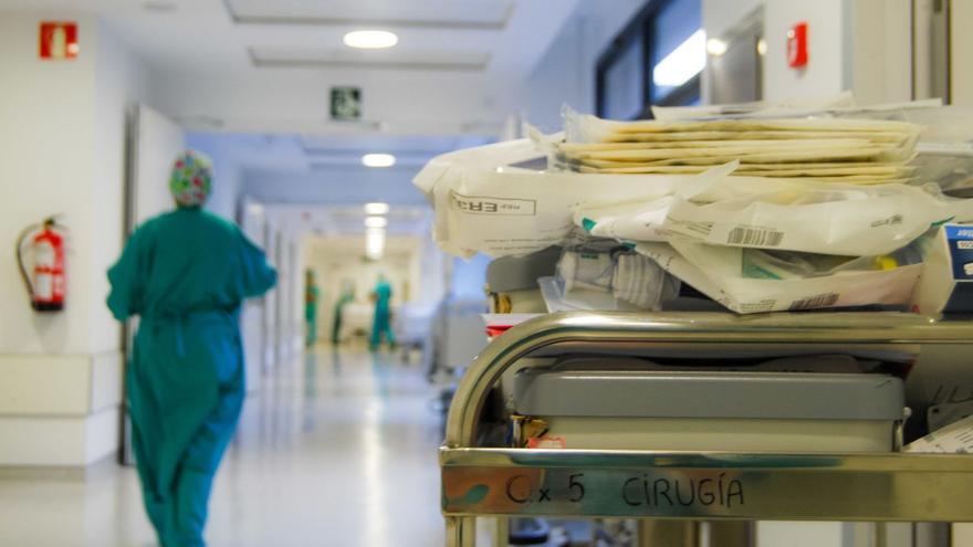 El largo periplo de una paciente en lista de espera para poder operarse en Ibiza