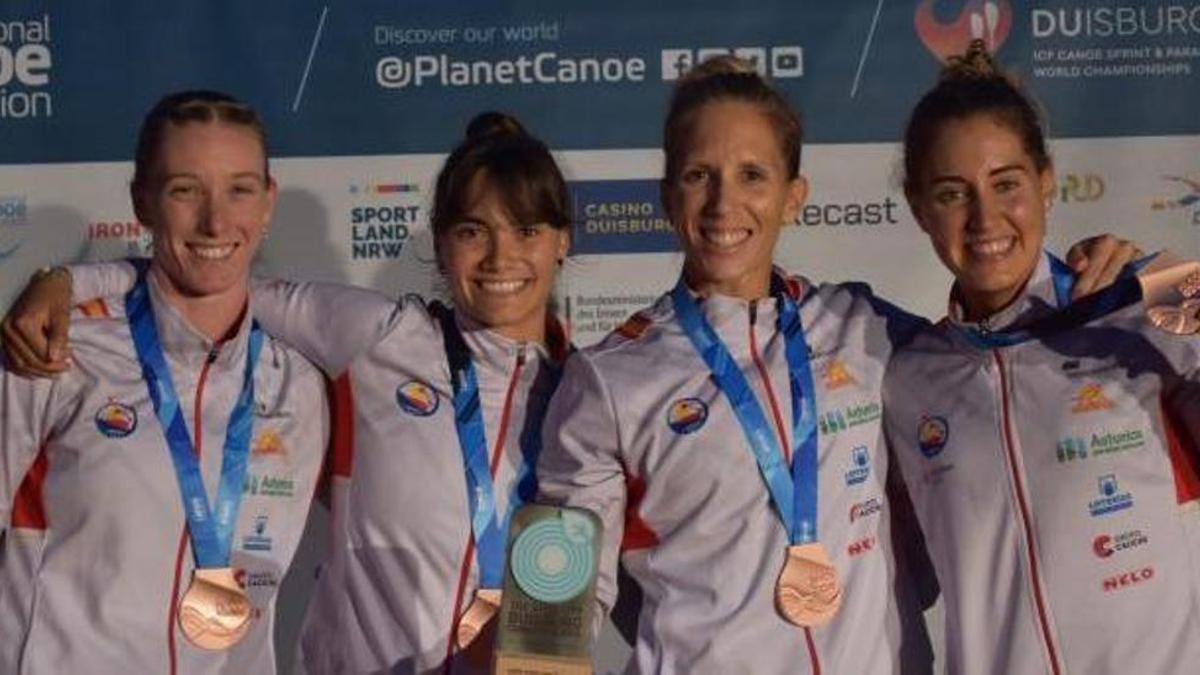 Carolina García, Sara Ouzande, Teresa Portela y Estefanía González, con sus medallas tras ser terceras en el Mundial .