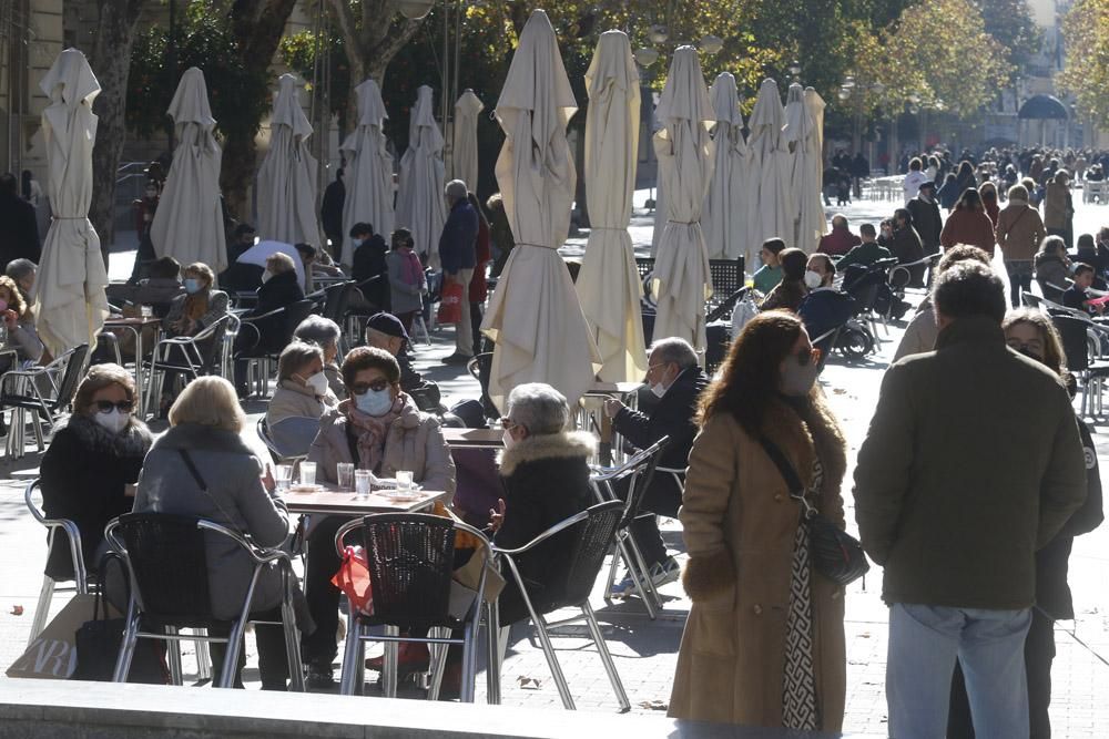 Sábado de sol, rebajas y terrazas antes de la entrada en vigor de las nuevas restricciones