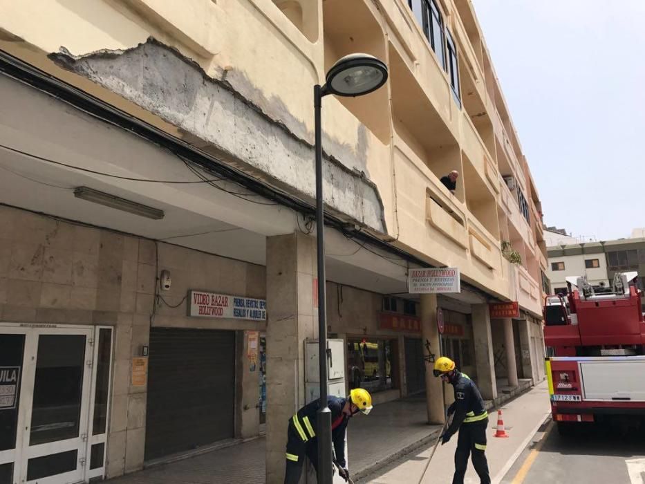 Cae parte de la cornisa de un edificio de Arrecife