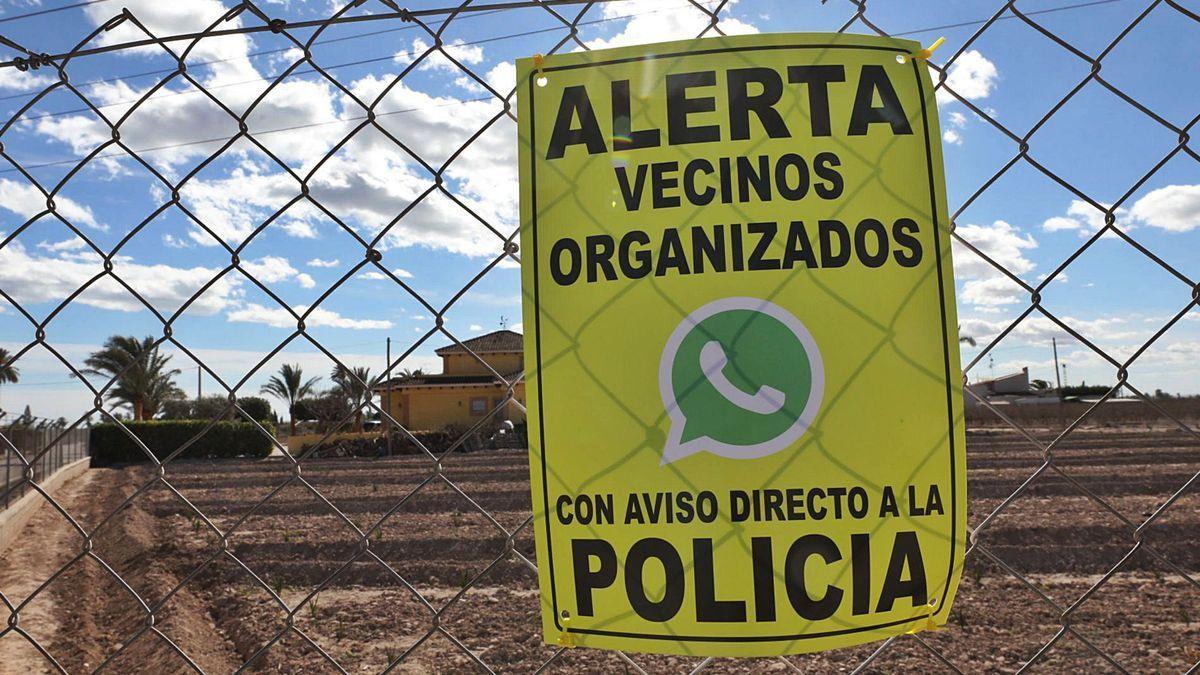 Cartel colocado en las viviendas del Camp d’Elx en los que se alerta de la organización vecinal contra los robos.