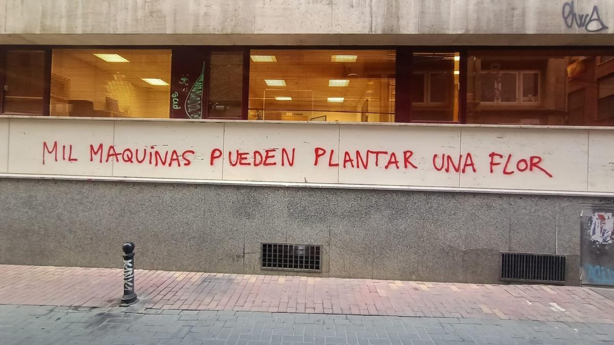 Pintadas en la fachada del inmueble de la Plaza de Europa.