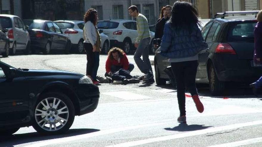 La persona herida, en el suelo, tras recibir el golpe. // S. Álvarez