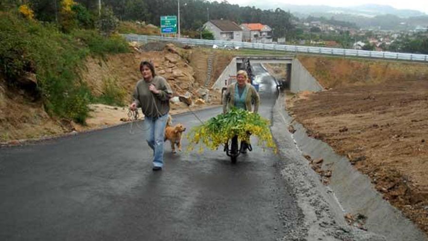 Uno de los accesos donde los vecinos de Castroagudín reivindican mejoras no realizadas por el contratista de la variante.