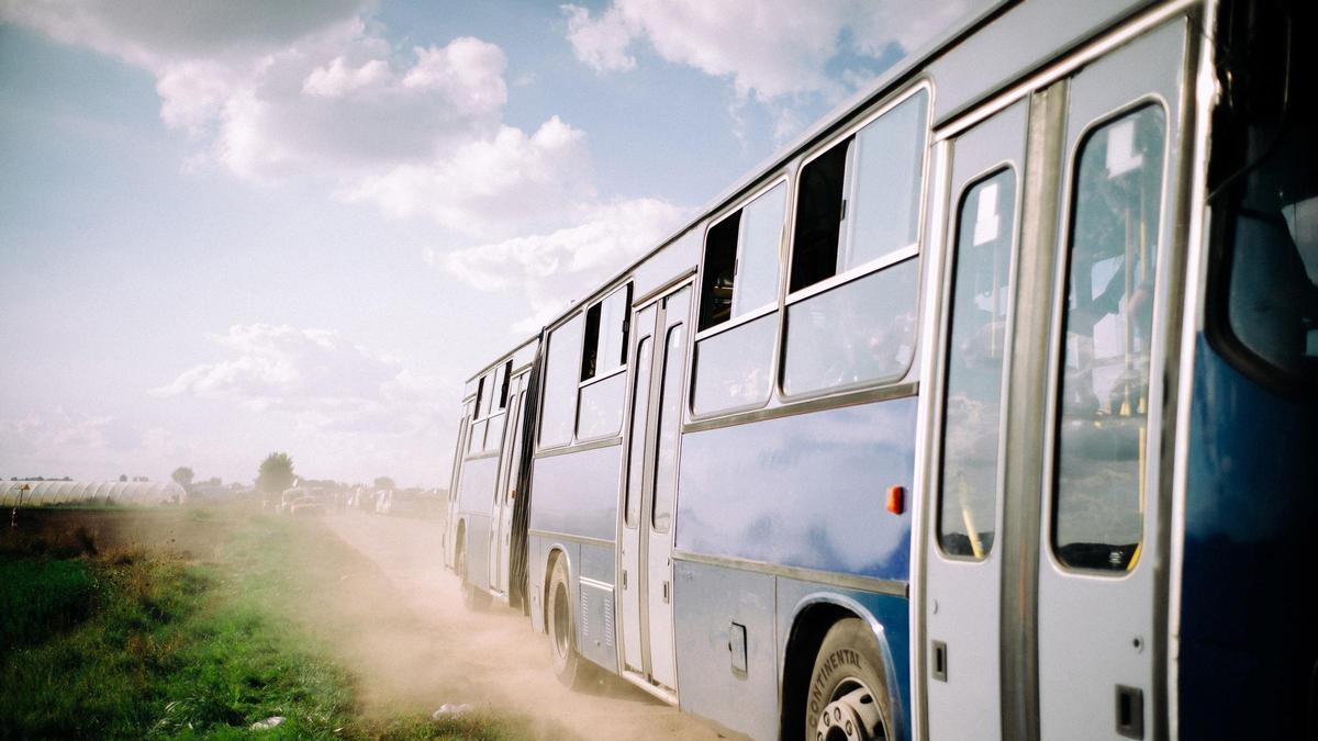 Autobús en la frontera entre Hungría y Serbia.