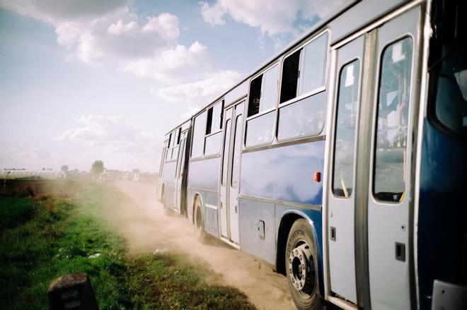 Al menos doce muertos y diez heridos al volcar un autobús en Hungría