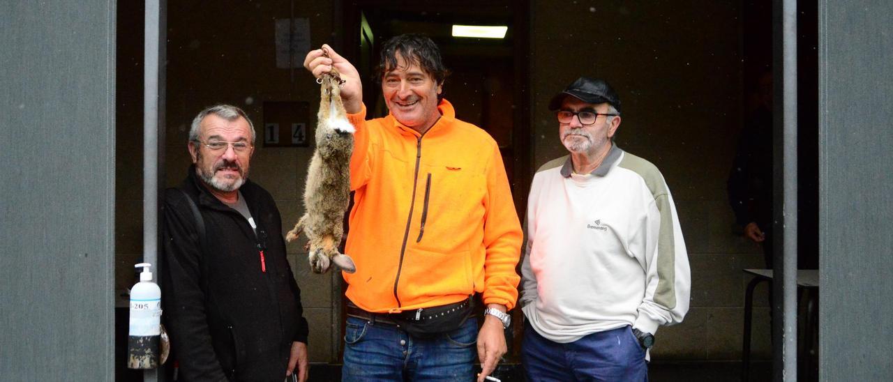 Un cazador muestra ayer en el bar Casa María, en Ermelo, un conejo abatido en el primer día.