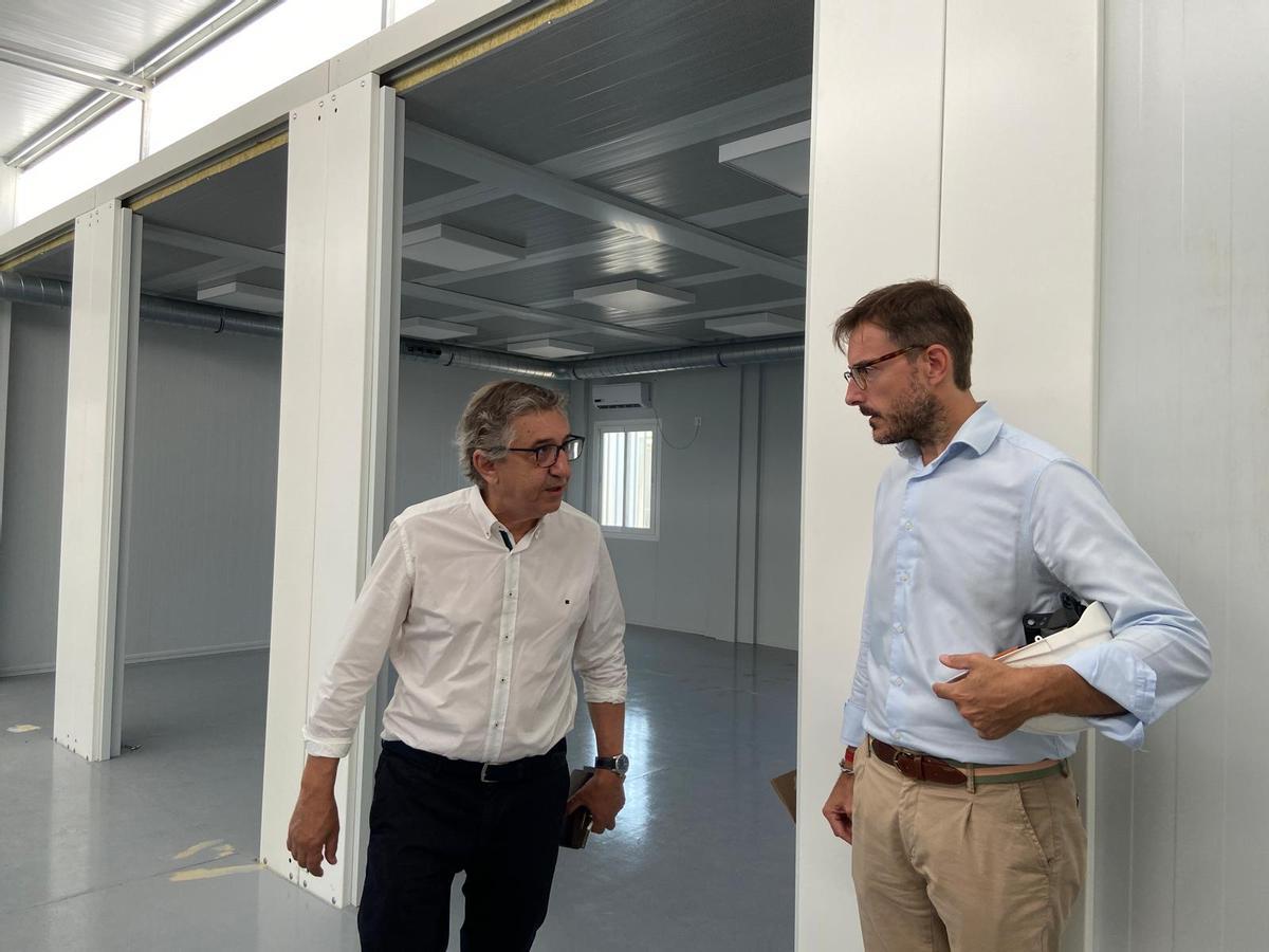 El conseller José Antonio Rovira supervisando un aula prefabricada.