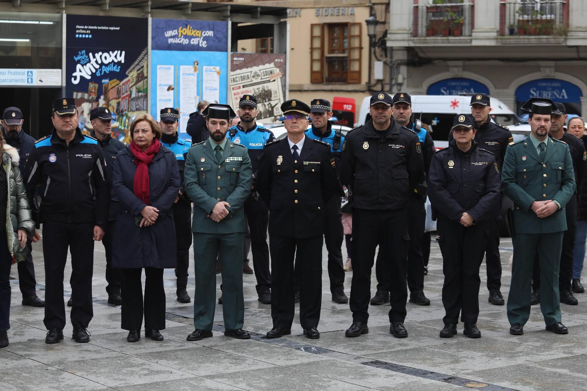 EN IMÁGENES: Concentraciones en la Comarca de Avilés por los guardias civiles fallecidos