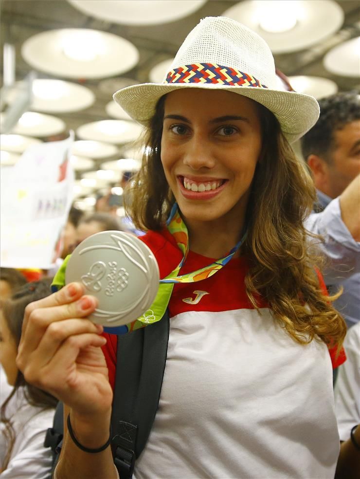 Recibimiento a Lourdes Mohedano en el aeropuerto de Madrid