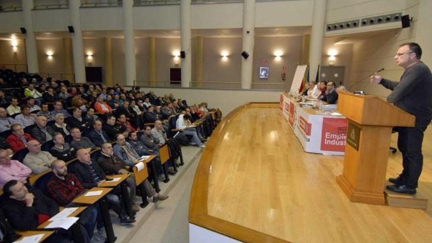 El secretario estatal de la Federación de Industria de CC OO, Agustín Martín, se dirige a los delegados en el campus de Mieres.