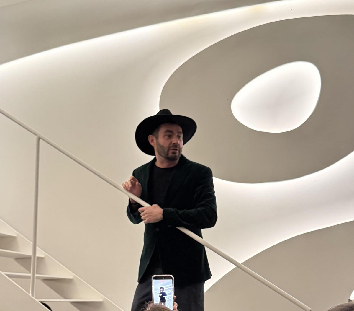 Gerard Guiu durante la inauguración de su loft del Poble Nou