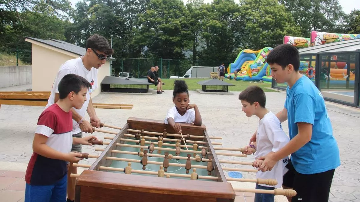 Chapoteos, juegos y música tradicional para despedir el curso en Lubián