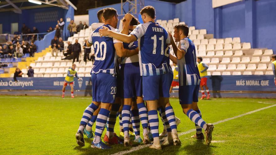 Los jugadores del Alcoyano celebrando un gol.