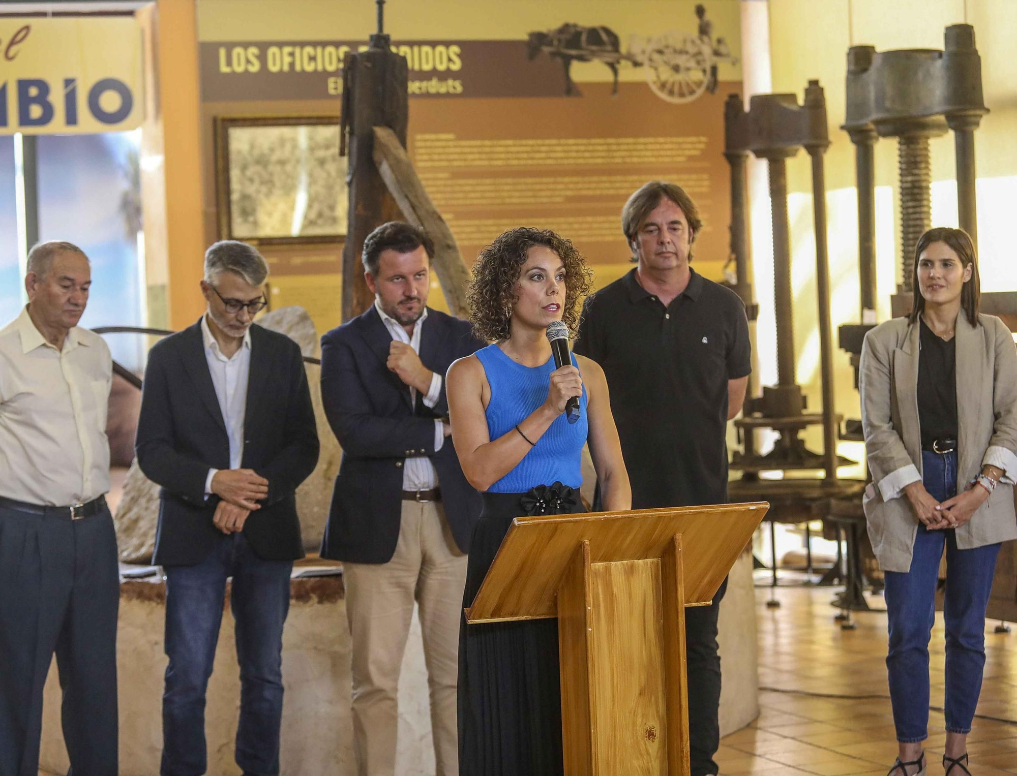 Niños con alma de guia turistica en el museo de pusol Elche