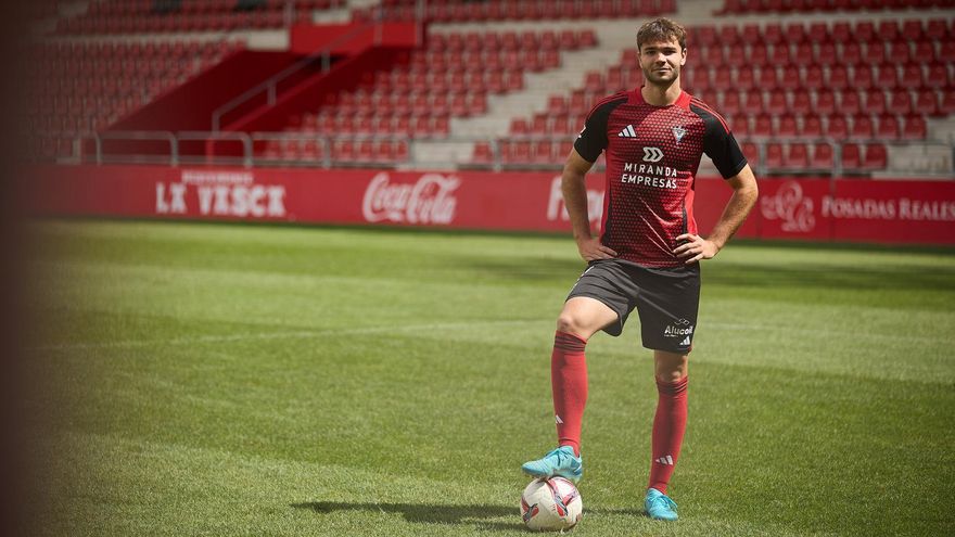 Unai egiluz con la camiseta del Mirandés