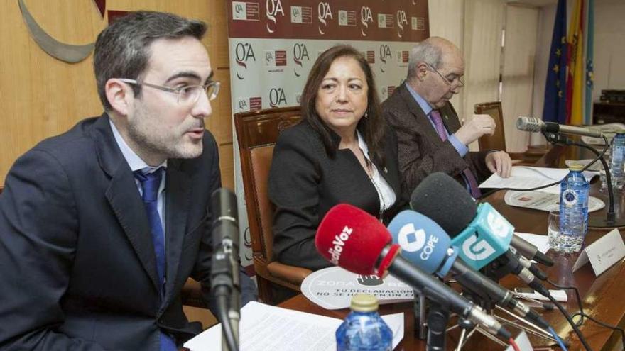 Pilar Otero, en el centro, con Alejandro Sánchez (izquierda) y Enrique Raposo (derecha).