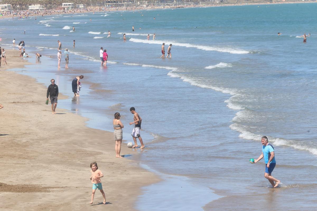La playa de la Malvarrosa esta mañana.