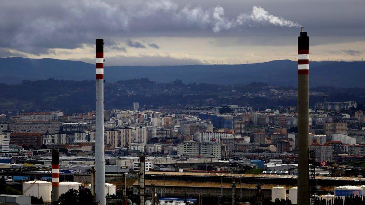 Dos de las chimeneas de la refinería Repsol de A Coruña