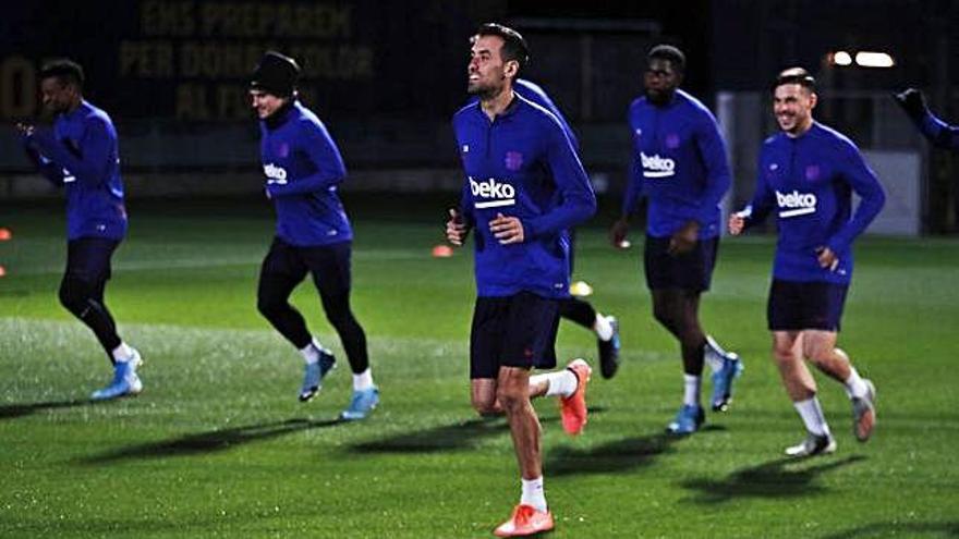 Busquets, en primer terme, durant la sessió d&#039;ahir