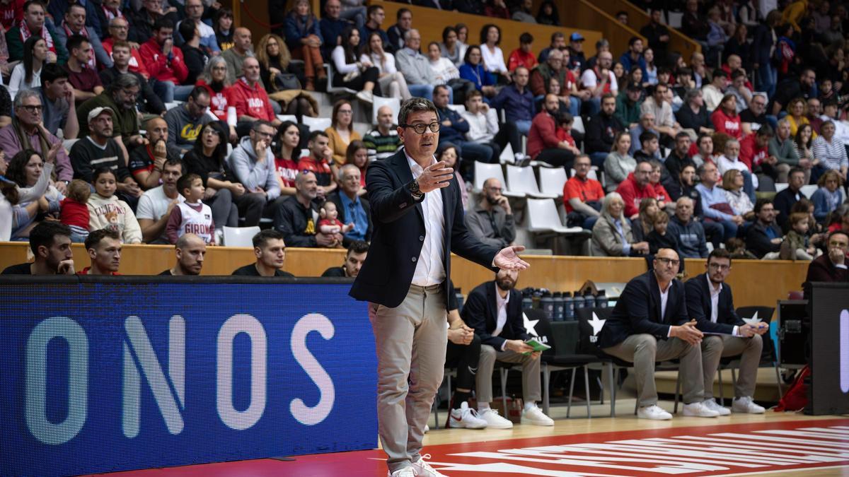 Katsikaris donant ordres als seus jugadors en el seu primer partit com a entrenador del Bàsquet Girona