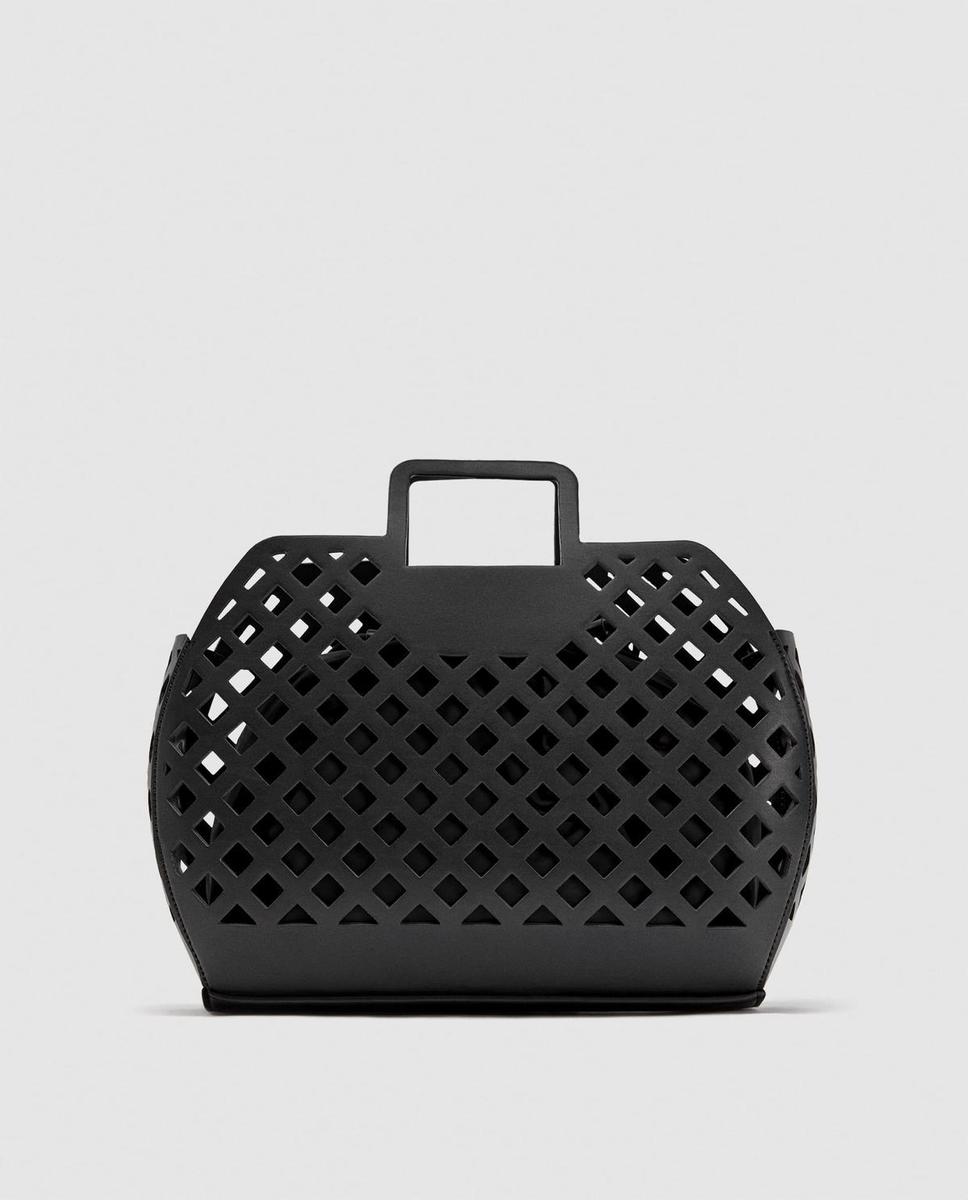 Bolso perforado de Zara. (Precio: 35,95 euros)