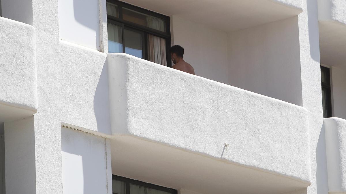 Un joven en un balcón del hotel Palma Bellver, donde estaban confinados 249 jóvenes que han tenido relación directa o indirecta con el brote de un viaje de estudios a Mallorca,