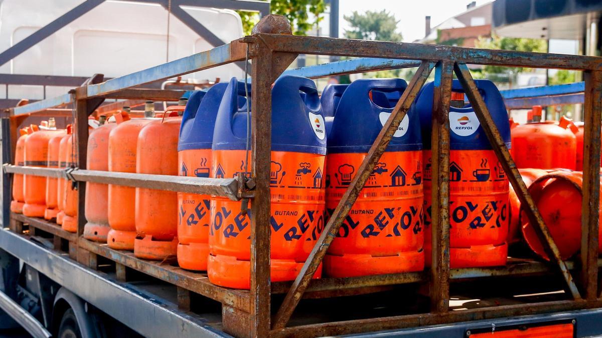 Un camión carga bombonas de butano de Repsol y Cepsa.