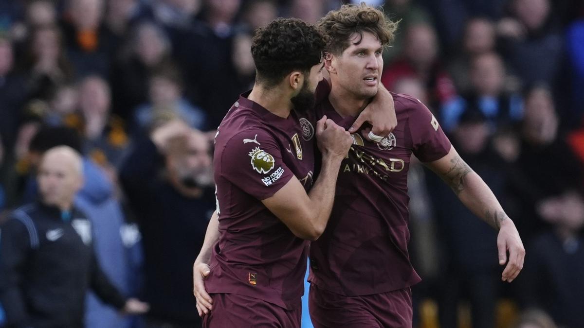 Josko Gvardiol, el autor del primer gol del City, felicita a John Stones, el firmante del segundo del Manchester City en su visita al Wolverhampton Wanderers.