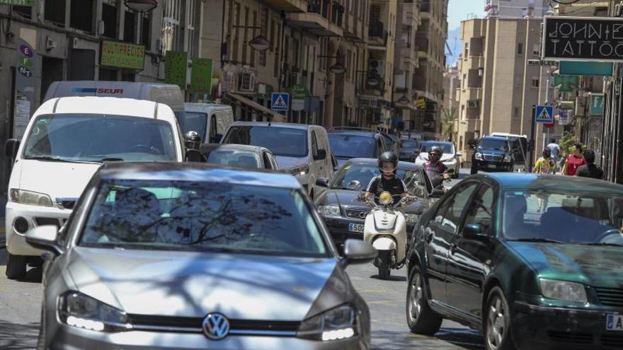 Vecinos de la calle Ángel: «no podemos abrir las ventanas con tanto tráfico»