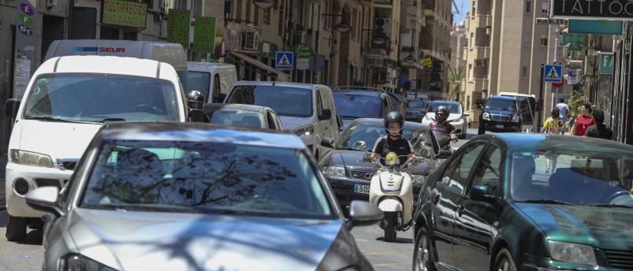 Tráfico en la calle Ángel ayer, al mediodía. | ANTONIO AMORÓS