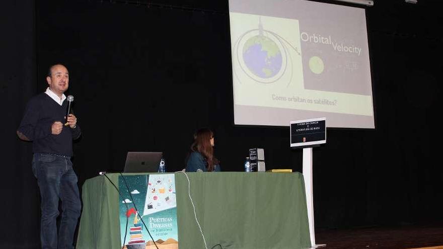 Fernando Aguado, durante su charla de ayer en IES Johan Carballeira de Bueu. // GN