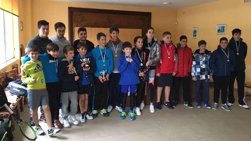 Foto de familia de los ganadores de torneo estradense.