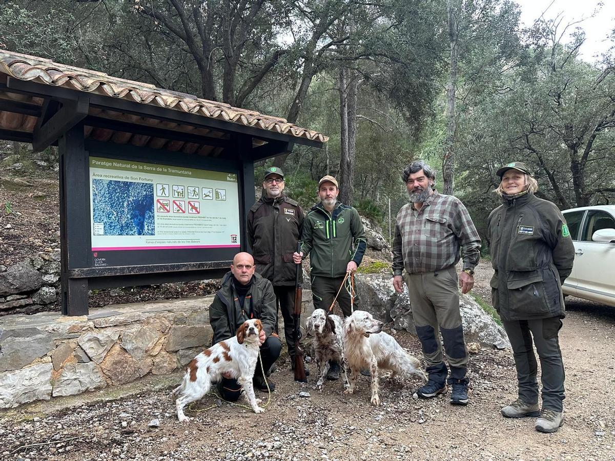El conseller Bestard (segundo por la derecha), con un grupo de cazadores en la finca de Son Fortuny.