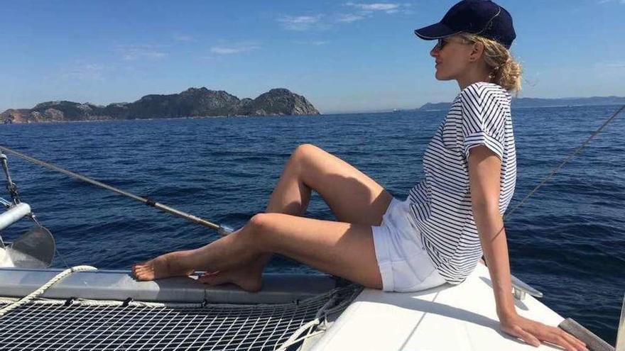 María de Léon, navegando rumbo a las Cíes. // @marialeonstyle