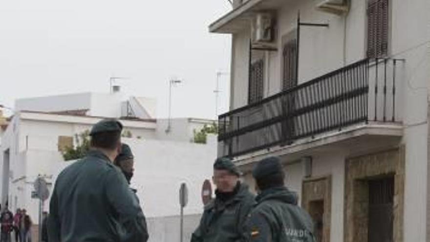 Agentes junto a la casa de Lebrija donde mataron a una mujer.