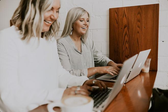 Compañeras de trabajo e el ámbito de la tecnología