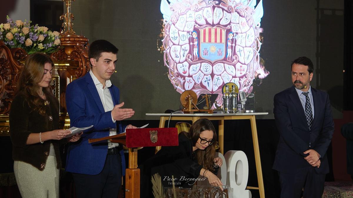 Los presentadores del acto fueron los jóvenes cofrades Blanca Llombart y David García (izquierda)
