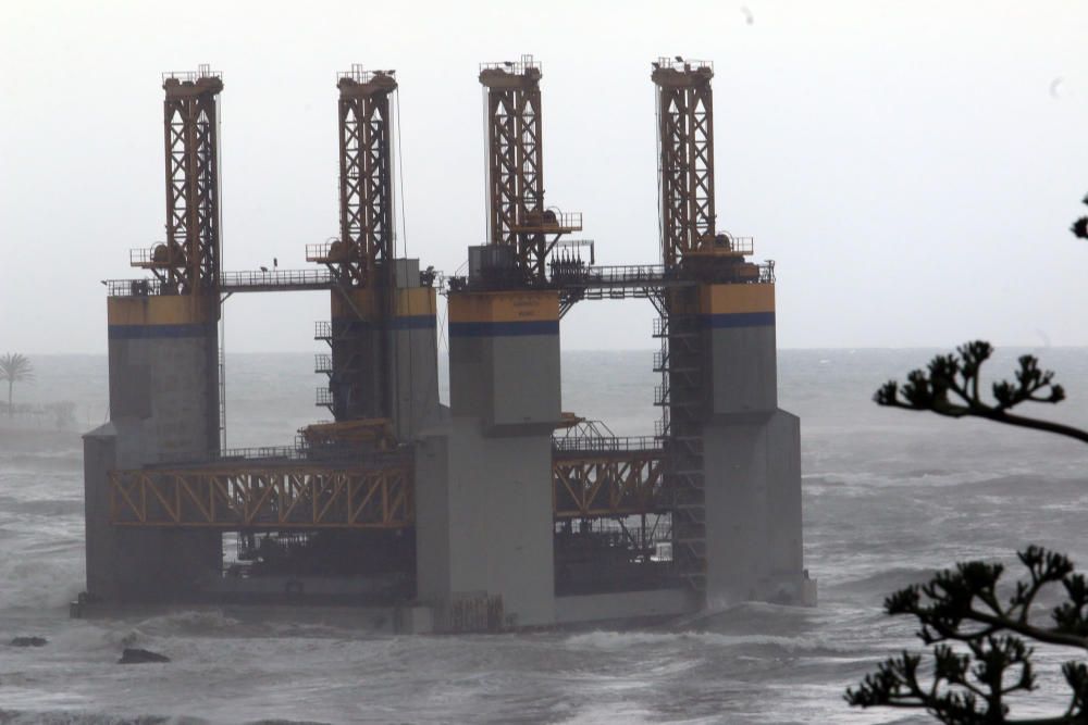 La estructura, de 43 metros de eslora, se soltó del enganche con el remolcador que la llevaba a Cádiz