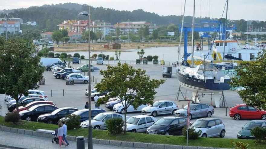 Aparcamiento en la zona portuaria de Portonovo.