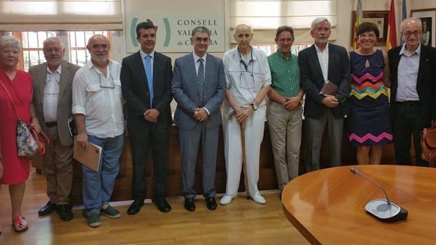 José Ferrándiz Lozano y Santiago Grisolía, en el centro, junto a personalidades de la cultura, ayer en el Consell Valencià de Cultura.