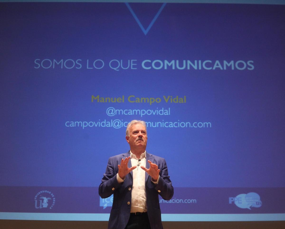 Manuel Campo Vidal, en el salón de actos de la Escuela Técnica Superior de Ingenieros. / El Correo