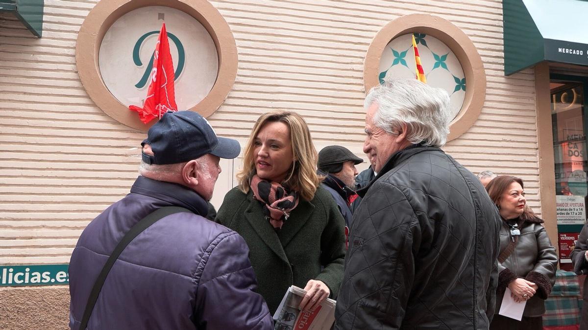 La candidata del PSOE a la Presidencia de Aragón y secretaria general de los socialistas regionales, Pilar Alegría, en una mesa informativa este lunes en Delicias (Zaragoza).