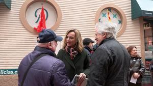 La candidata del PSOE a la Presidencia de Aragón y secretaria general de los socialistas regionales, Pilar Alegría, en una mesa informativa este lunes en Delicias (Zaragoza).