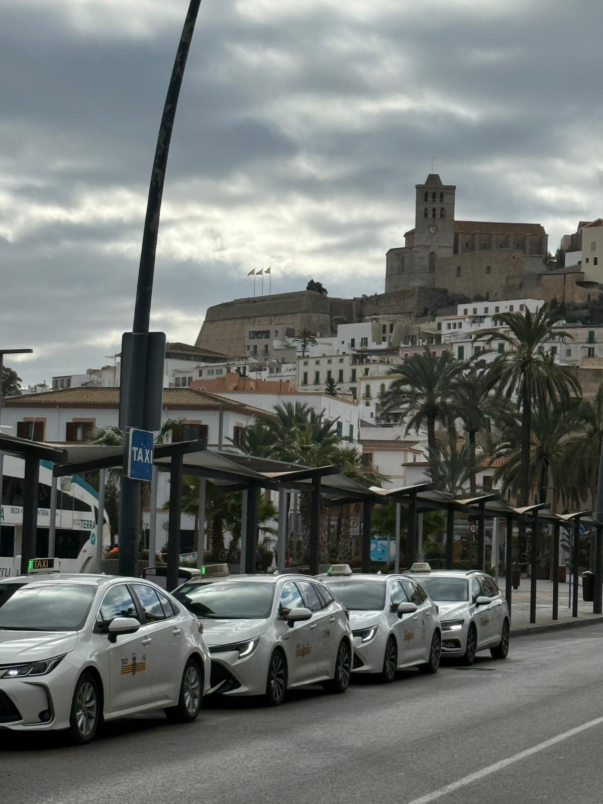 Taxis en la parada del puerto de Ibiza