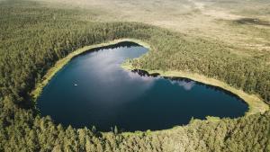 Lago en forma de corazón en la reserva natural de Parika.