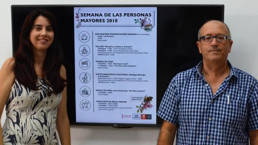 La concejala de Servicios Sociales, Alba García y el presidente de la federación de asociaciones de vecinos, Domingo Nebleza