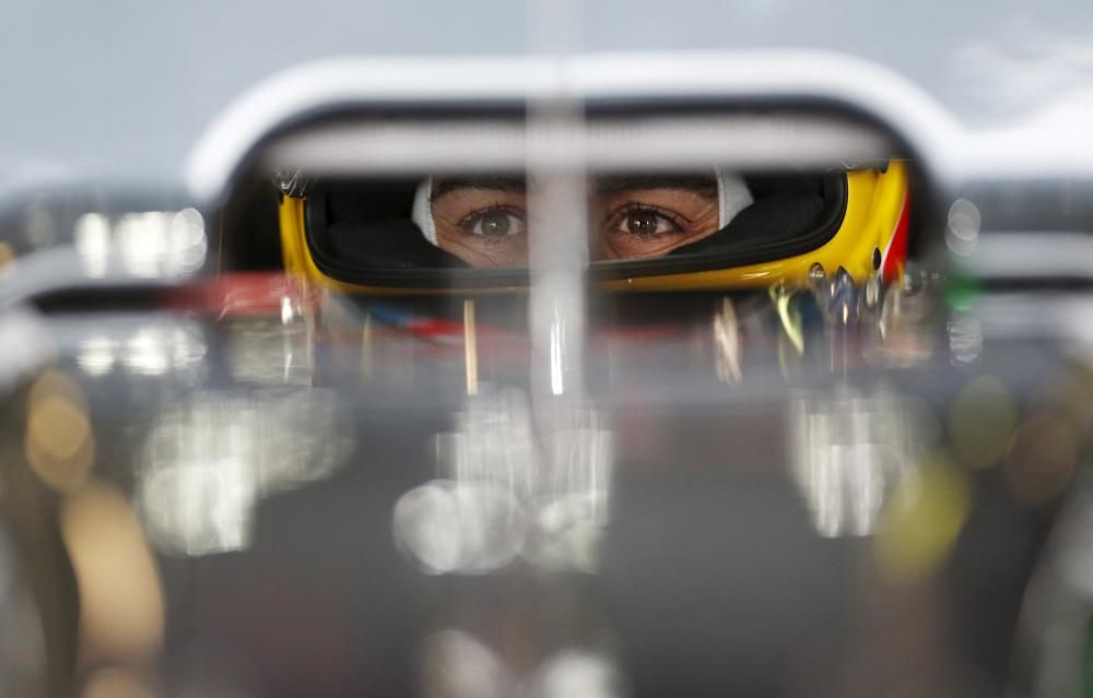 El piloto de McLaren Fernando Alonso se sienta en su coche durante la primera sesión de entrenamientos en Australia.